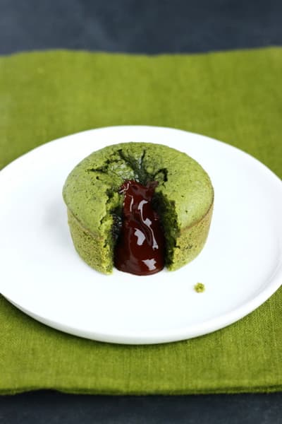 MOELLEUX AU MATCHA & CŒUR COULANT AU CHOCOLAT NOIR